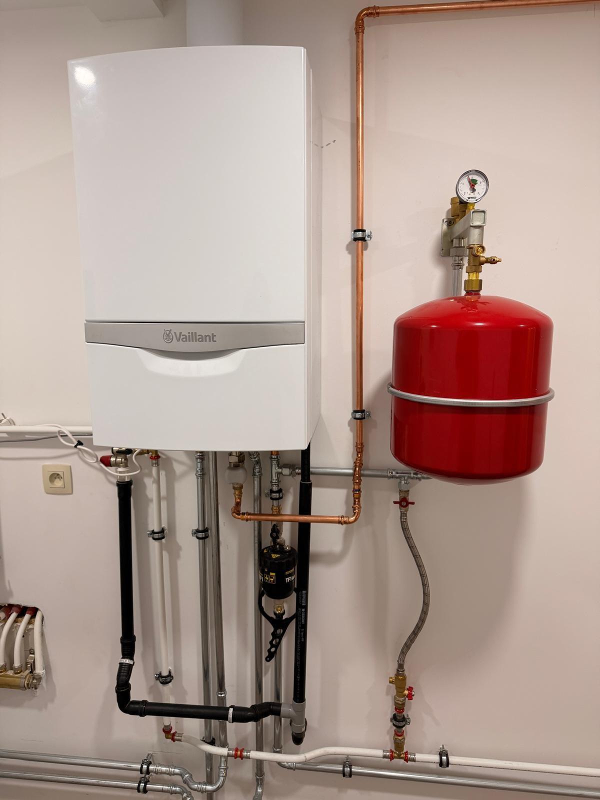 Chaudière gaz et vase d’expansion installés proprement par Vaneco — Verwarming in Nederland