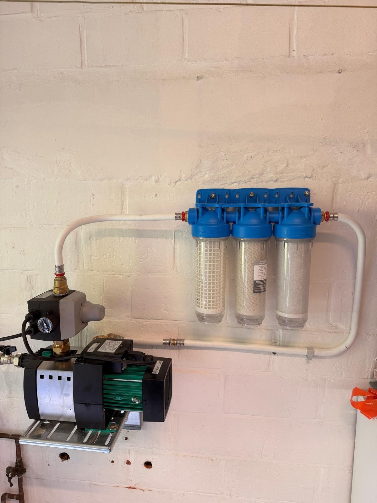 Système de filtration d’eau et surpresseur installés par Vaneco — Spoed Loodgieter in Nederland