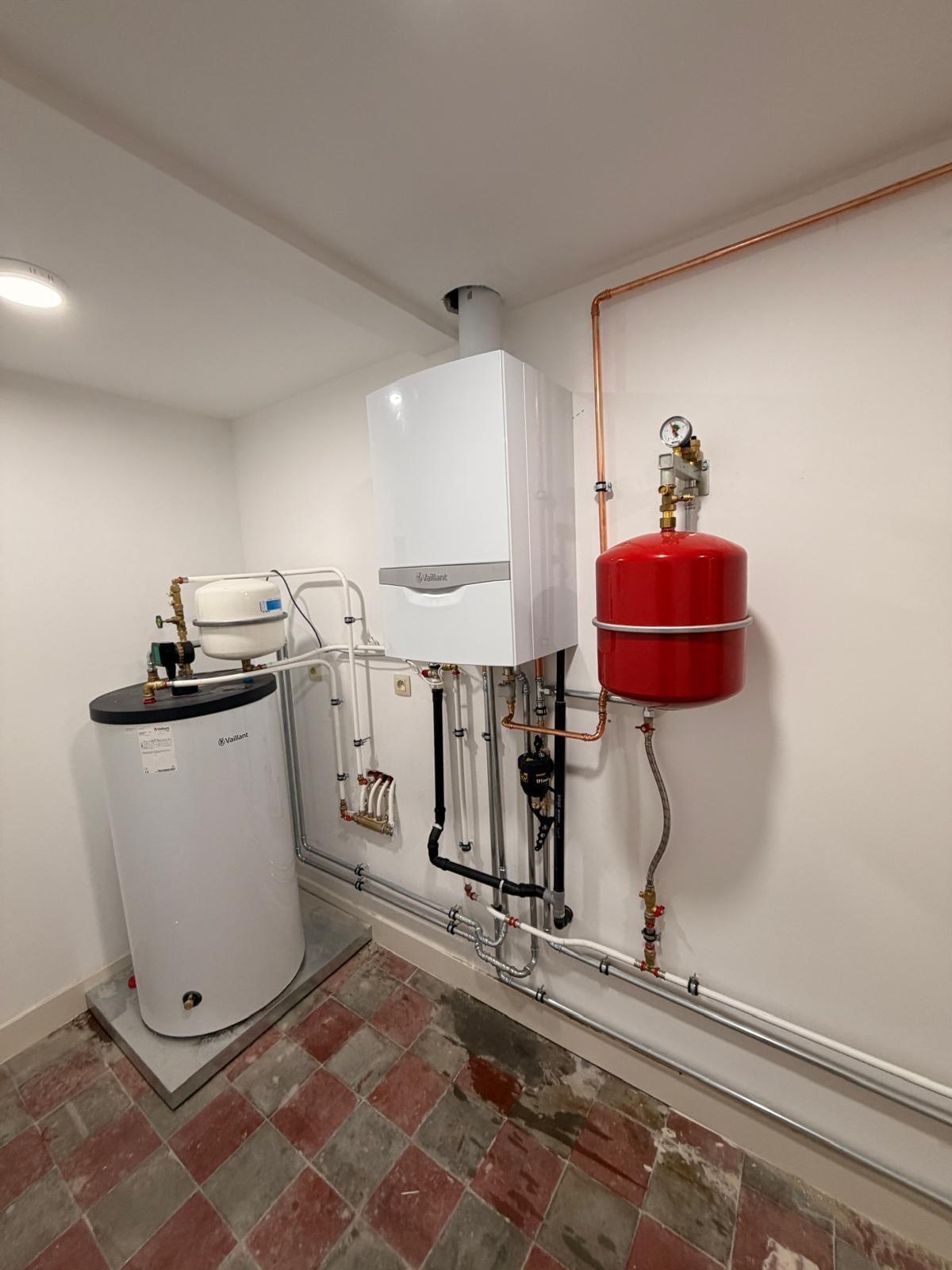 Installation complète d’une chaudière gaz et d’un boiler par Vaneco — Verwarming in Nederland